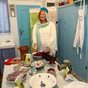 Hajer Assoued zeigt in ihrer Küche in Nabeul, wie in Tunesien Harissa hergestellt wird.