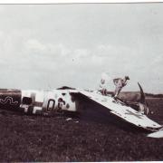 Ein zerstörtes Flugzeug auf dem Flugplatz von Bad Wörishofen.