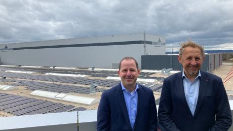 Tricor-Chef Philipp Kosloh (links) und Klaus Wiblishauser vor der neuen Solaranlage, die enorme Mengen an Strom produzieren kann. 