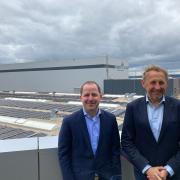 Tricor-Chef Philipp Kosloh (links) und Klaus Wiblishauser vor der neuen Solaranlage, die enorme Mengen an Strom produzieren kann. 