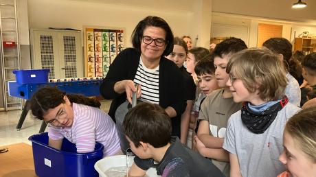 Viertklässler aus Bad Wörishofen habe vier Wochen ausprobiert, was ein Kneipp-Armbad im Unterrichtsalltag bewirken kann