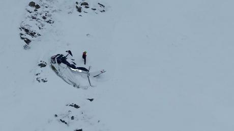 Die Cessna ist auf dem Heimweg von Rom nach Bad Wörishofen in den schneebedeckten Alpen abgestürzt. Das Foto zeigt die Absturzstelle in etwa 2700 Metern.