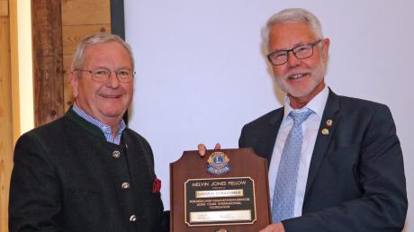 Ludwig Straßner (links) erhielt den Melvin-Jones-Award von Rainer Schaller. 