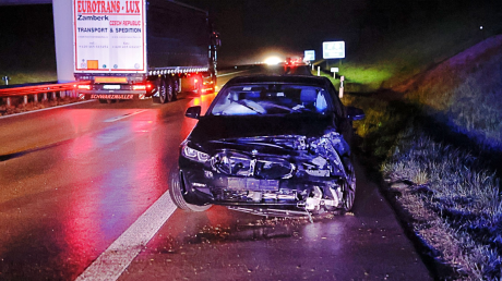 Beträchtlicher Schaden ist bei diesem Unfall auf der A96 bei Mindelheim entstanden. Die Fahrerin blieb aber unverletzt.