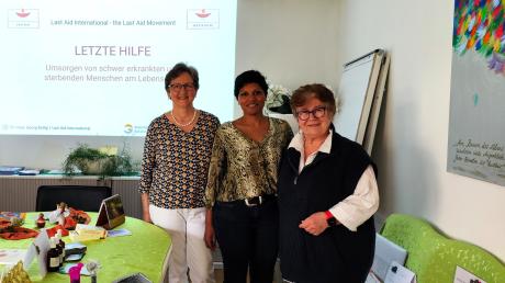 Die s Trauerbegleiterinnen Annemarie Schmid (links) und Andrea Gerstner (Mitte) waren der Einladung durch Brigitte Essl (Vorsitzende Stiftung Ambulante Krankenpflege, rechts) gefolgt, um in einem "Letzte Hilfe Kurs" Wissen zu vermitteln. 