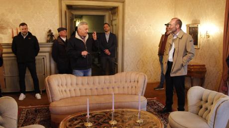 Der Leiter des Mindelheimer Stadtmuseums, Markus Fischer, erläuterte dem Europaabgeordneten Manfred Weber (rechts) die Geschichte der Mindelburg. Das Bild entstand im Salon der ehemaligen Wohnung von Werner Sachon.