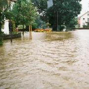 Der Dirlewanger Marktplatz stand nach dem Pfingsthochwasser 1999 komplett unter Wasser.