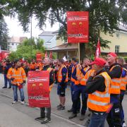 Etwa 150 Bauarbeiter versammelten sich in Pfaffenhausen zum Streik.