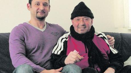 Cengiz Colpan (rechts) und Hüseyin Gezgin (links). Gezgin hat eine Sammelaktion unter den Kollegen von Lang Papier gestartet, die über 800 Euro für den krebskranken Colpan zusammengebracht hat. Foto: Eisele