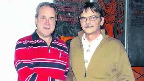 Bürgermeister Michael Schulz (rechts) begrüßte Helmut Filser im Wiedergeltinger Gemeinderat. Filser war für Josef Ritter nachgerückt. Foto: Reinhard Stegen