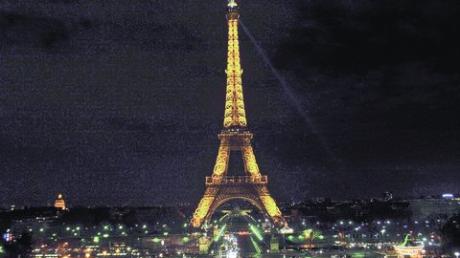 So präsentiert sich die "Grande Nation" in vollem Glanz: Der festlich beleuchtete Eiffelturm auf dem Pariser Marsfeld ist ein Sinnbild für Frankreich. Heute vor 48 Jahren wurde der erste deutsch-französische Freundschaftsvertrag unterzeichnet. Foto: dpa