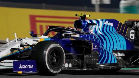 Der kanadische Fahrer Nicholas Latifi vom Team Williams Racing steuert sein Auto in Abu Dhabi auf der Rennstrecke.