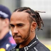 Lewis Hamilton und seine Fahrer-Kollegen treten am 3. Juli 2022 beim Großen Preis von Silverstone an. Alles zu Zeitplan, Uhrzeit, Übertragung live im Free-TV und Stream auf RTL sowie zur Strecke. 