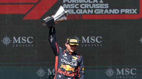 Formel-1-Pilot Max Verstappen vom Team Red Bull Racing feiert seinen Sieg.