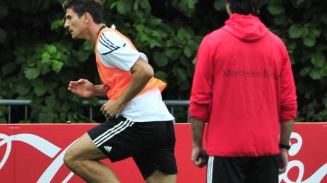 Unter den Augen des Bundestrainers trainiert Mario Gomez für das Spiel gegen Österreich. dpa