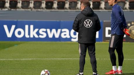 Bundestrainer Hansi Flick (l) und Manuel Neuer. Bleibt er unverletzt, wird Bayern-Torhüter Neuer seinen Platz bei der WM sicher haben.