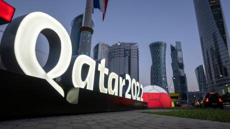 Das Logo der WM in Katar steht vor dem Doha Exhibition and Convention Center, in dem die Auslosung stattfindet.