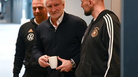 Bundestrainer Hansi Flick (l-r), DFB-Sportdirektor Rudi Völler und Antonio Di Salvo, U21-Trainer, kommen zu einer Pressekonferenz.