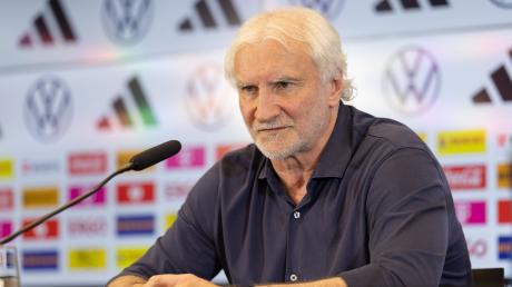 Sportdirektor Rudi Völler hat Bundestrainer Hansi Flick eine Jobgarantie gegeben.