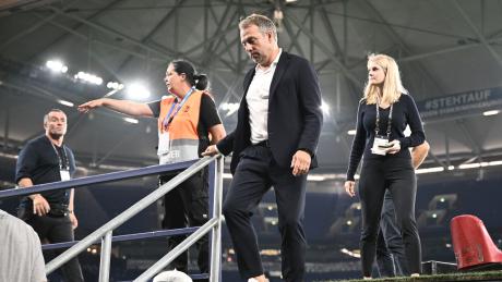 Bundestrainer Hansi Flick verlässt nach der Niederlage gegen Kolumbien das Spielfeld.