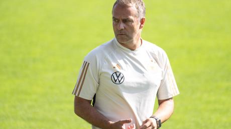 Bundestrainer Hansi Flick beim öffentlichen Regenerationstraining am Tag nach der Niederlage gegen Japan.