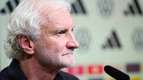 Will die DFB-Elf gegen Frankreich nicht komplett umkrempeln: Interims-Teamchef Rudi Völler.