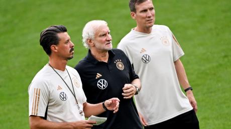 Rudi Völler (M), Sandro Wagner (l) und Hannes Wolf werden das DFB-Team gegen Frankreich betreuen.