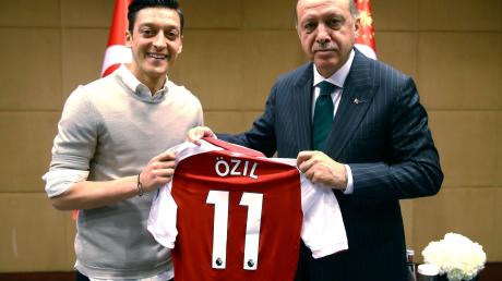 Auslöser einer großen Debatte: Das Foto von Recep Tayyip Erdogan (r) und Mesut Özil.