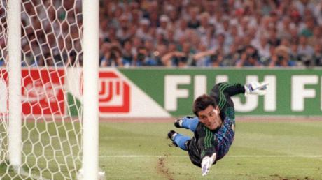 Vergeblich hechtet der argentinische Torhüter Sergio Goycoechea 1990 in die richtige Ecke.