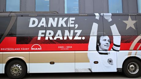 «Danke, Franz.» steht in Erinnerung an Franz Beckenbauer auf dem Teambus der Fußball-Nationalmannschaft.