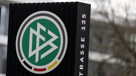 Blick auf ein Logo des Deutschen Fußball-Bundes (DFB) vor dem DFB-Campus.