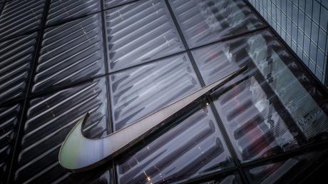 Das Logo von Nike am Shop in der 5th Avenue, aufgenommen in Manhattan. Nike übernimmt 2027 als DFB-Partner.