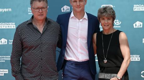 Fußballer Toni Kroos steht zwischen seinen Eltern Roland (l) und Birgit. Vater Kroos freut sich über das gelungene Comeback seines Sohn in der DFB-Elf.