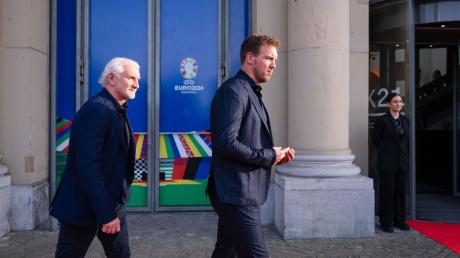 DFB-Sportdirektor Rudi Völler (l) und Bundestrainer Julian Nagelsmann kommen zu einem Abendessen im Rahmen des EM-Workshops der Nationaltrainer im Ständehaus.