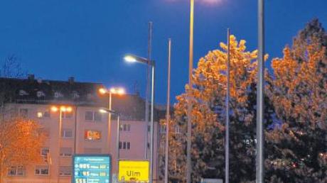 LED (weißes Licht) auf der Gänstorbrücke und herkömmliche Leuchtstofflampen (gelbliches Licht) Seite an Seite. Nach und nach werden alle Straßenlaternen in Ulm und Neu-Ulm ausgetauscht. 