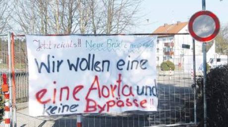 Mit einem Transparent weisen die Bürger von Witzighausen auf ihre missliche Situation hin, die durch die Sperrung der Bahnbrücke entstanden ist.  