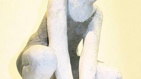 „Bleiben, Warten“ heißt eine größere Serie mit Keramikfiguren von Silvia Siemes, die jetzt in der Galerie der Ulmer Kunststiftung „Pro Arte“ zu sehen sind.  