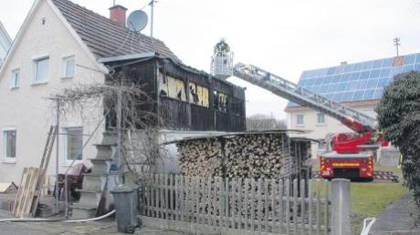 Ein Großaufgebot der Feuerwehr bekämpfte gestern am frühen Abend einen Hausbrand in Straß.  