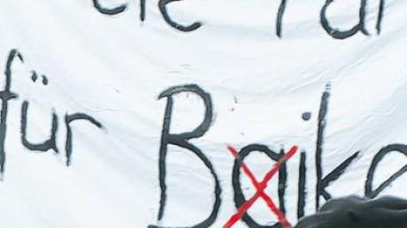 Mit Plakaten protestierten Witzighauser gegen die Brückensperrung.  