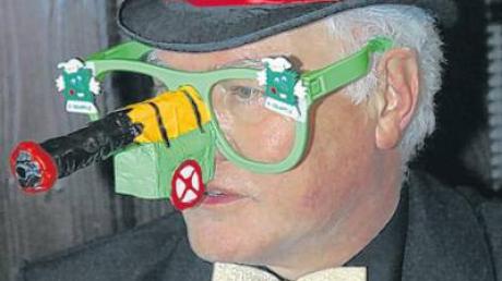 „Nasenkönig“ Peter Löschberger mit seiner selbst gebauten Konfettischnupfnase.  
