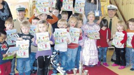 Groß und Klein freute sich im Oberelchinger Kindergarten „St. Antonius“ über die fünfzig Bücher mit „Straßengeschichten“, die an alle Elchinger Kindergärten verteilt werden.  
