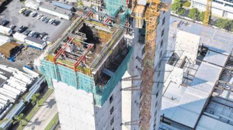 Der neue Büroturm „Torre 5“ in Panama Stadt soll 100 Meter hoch werden. Mitarbeiter der Weißenhorner Peri GmbH erarbeiteten ein Konzept, damit die Wände auch in luftigen Höhen aus Stahlbeton gegossen werden können.  