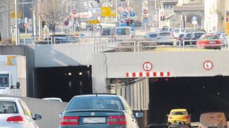 Ein Unfall im B10-Tunnel in Ulm löste vor zwei Wochen riesige Staus in der ganzen Region aus. Um solche Situationen künftig zu vermeiden, soll die Röhre auf der Stadtautobahn mit einem Warnsystem nachgerüstet werden.  