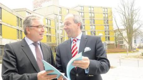 Neu-Ulms OB Gerold Noerenberg (links) und Marek Riegger von der Hotelbetriebsgesellschaft RIMC freuen sich über den Vertragsabschluss. 