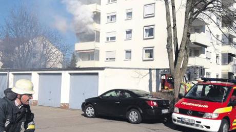 Ein Großeinsatz für Feuerwehr, Retter und Polizei war der Brand am Montagnachmittag in einem Mehrfamilienhaus in der Sendener Fuggerstraße.  