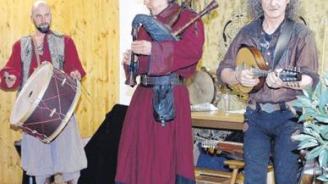 Mit gefühlvoller Mittelaltermusik zog die Gruppe Sentiendi das Publikum auf der Vagantenbühne der alten Roggenschenke in ihren Bann. 