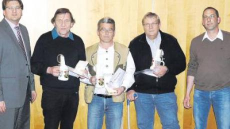 Ein Teil der Geehrten: Bürgermeister Joachim Eisenkolb, Michael Adä, Leonhard Moser, Hermann Seitz und Markus Tschiharsch.  