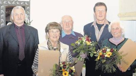 Drei neue Ehrenmitglieder: Dritter Bürgermeister Richard Baur (links) und Vereinschef Armin Kast (Zweiter von rechts) mit den „Neuen“ (von links) Finni Müller, Ernst Strobel und Fanny Mayer. 