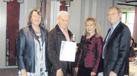 VdK-Ortsvorsitzende Gerda Baiker überreichte Richard Dallabrida eine Urkunde für 60-jährige Mitgliedschaft. Mit ihm freuten sich Kreisvorsitzende Hildegard Rabus und Bürgermeister Kurt Baiker. 