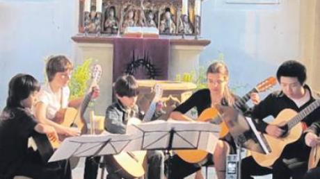 Bemerkenswertes Gitarrenspiel (von links): David Blank, Nadja von Nitsch, Melih Düzgün, Heike Obreja und Ghuo Zhi Tang. 